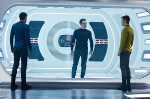 Captain James T. Kirk (Chris Pine) und sein erster Offizier Spock (Zachary Quinto) verhören den mysteriösen Terroristen (Benedict Cumberbatch) © Paramount Pictures